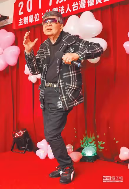 賣4棟房產陷憂鬱!82歲秀場天王驚傳「眼睛看不見」緊急送醫 竟是「年輕整形釀禍」看護嘆:走路都要人攙扶