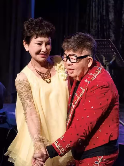 賣4棟房產陷憂鬱!82歲秀場天王驚傳「眼睛看不見」緊急送醫 竟是「年輕整形釀禍」看護嘆:走路都要人攙扶