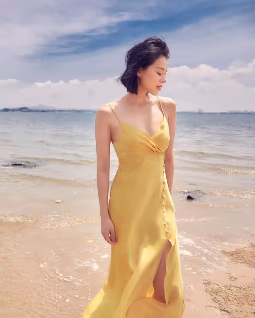 胡杏兒海邊靚照被老公曝光!細腰長腿身材完美,不像3個兒子的媽