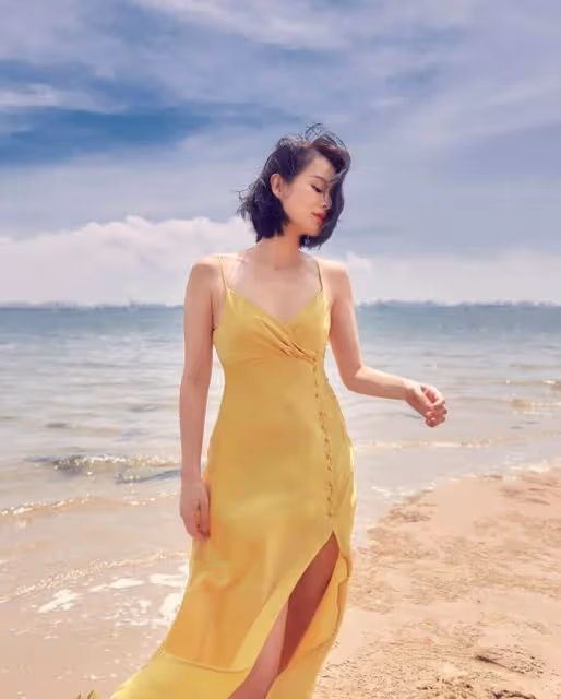 胡杏兒海邊靚照被老公曝光!細腰長腿身材完美,不像3個兒子的媽