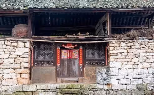 老爸爸「傾家蕩產」為兒子買房，兒子卻趕他出家門！7日後來了一人點收房子，兒子傻了！