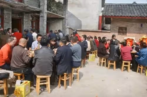 雙胞胎兒子滿月宴,老婆娘家就來了40人,客人一走,我媽竟然馬上坐在地上大哭!一問原因我也想哭!