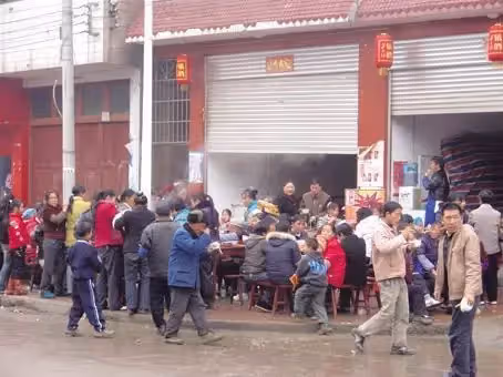 雙胞胎兒子滿月宴,老婆娘家就來了40人,客人一走,我媽竟然馬上坐在地上大哭!一問原因我也想哭!