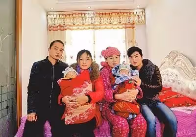 雙胞胎兒子滿月宴,老婆娘家就來了40人,客人一走,我媽竟然馬上坐在地上大哭!一問原因我也想哭!