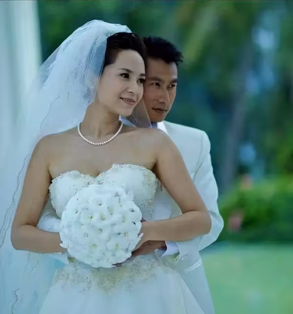 嫁內地小藝人的富婆港星，給公婆買房，拼四胎，個個有千萬豪宅