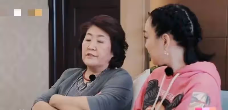 嫁內地小藝人的富婆港星，給公婆買房，拼四胎，個個有千萬豪宅