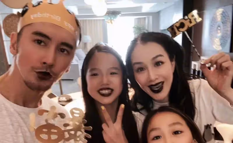 嫁內地小藝人的富婆港星，給公婆買房，拼四胎，個個有千萬豪宅