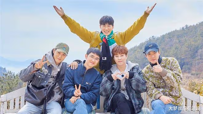 EXO《爬梯子3》回來了!老么世勛開頭就被嗆:都幾年了