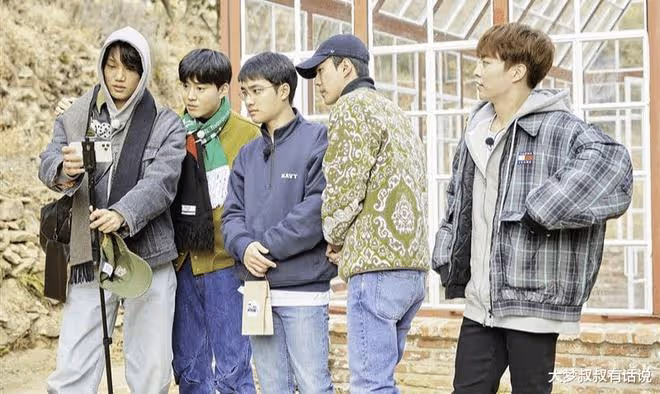 EXO《爬梯子3》回來了!老么世勛開頭就被嗆:都幾年了