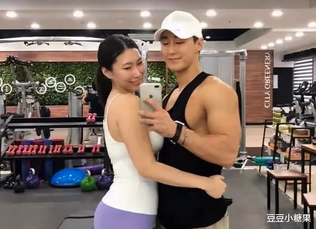42歲阿姨倒追25歲健身教練,不顧反對結婚生子,二人現在怎樣