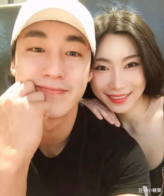 42歲阿姨倒追25歲健身教練,不顧反對結婚生子,二人現在怎樣