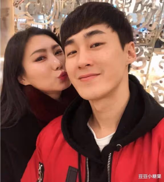 42歲阿姨倒追25歲健身教練,不顧反對結婚生子,二人現在怎樣