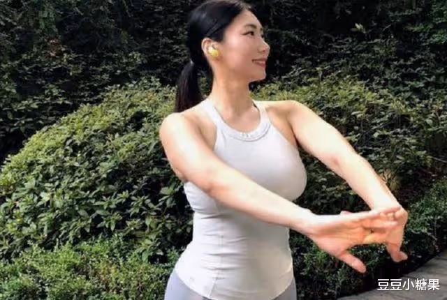 42歲阿姨倒追25歲健身教練,不顧反對結婚生子,二人現在怎樣