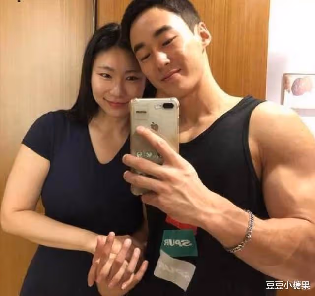 42歲阿姨倒追25歲健身教練,不顧反對結婚生子,二人現在怎樣