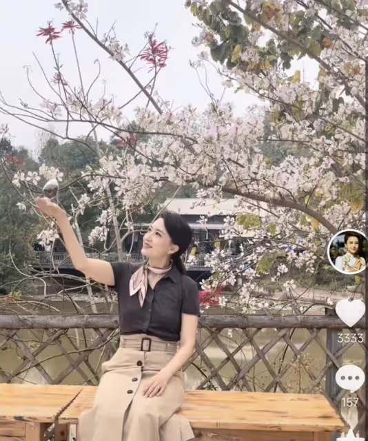 43歲央視女主持曬旅行視頻，田間幹活超賣力，穿拉祜族衣服顯柔美