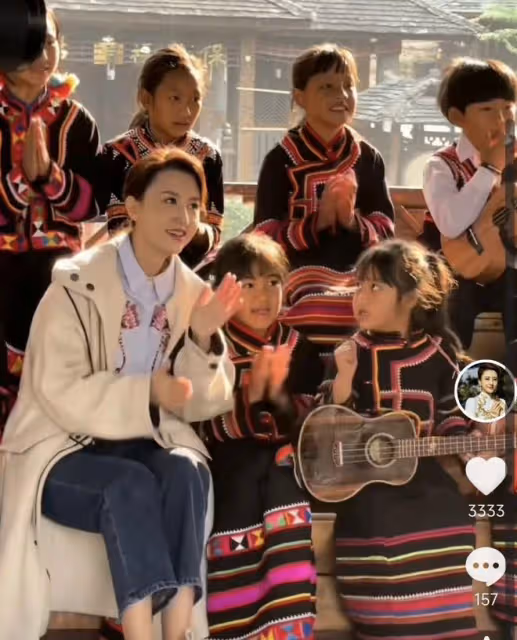 43歲央視女主持曬旅行視頻，田間幹活超賣力，穿拉祜族衣服顯柔美