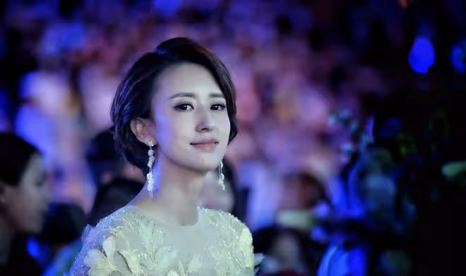 43歲央視女主持曬旅行視頻，田間幹活超賣力，穿拉祜族衣服顯柔美