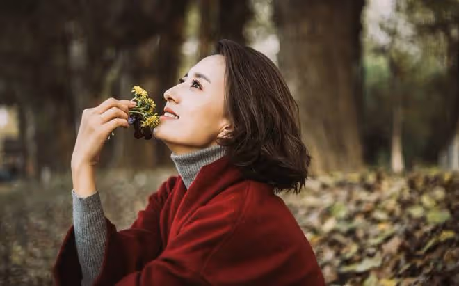 43歲央視女主持曬旅行視頻，田間幹活超賣力，穿拉祜族衣服顯柔美