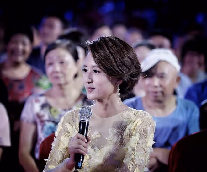 43歲央視女主持曬旅行視頻，田間幹活超賣力，穿拉祜族衣服顯柔美