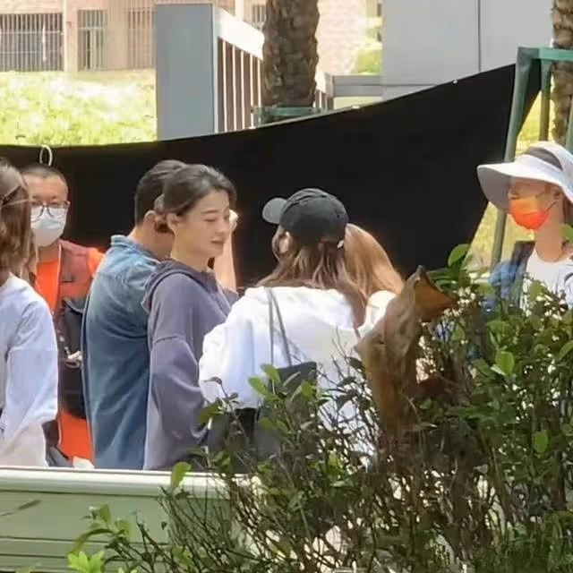 黃渤梅婷現身深圳拍戲，不戴口罩遭驅趕，出品方大罵記者是垃圾人