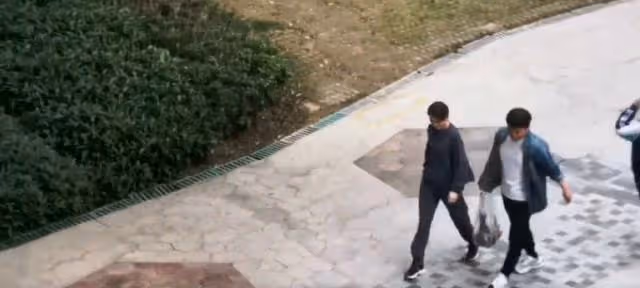 黃渤梅婷現身深圳拍戲，不戴口罩遭驅趕，出品方大罵記者是垃圾人
