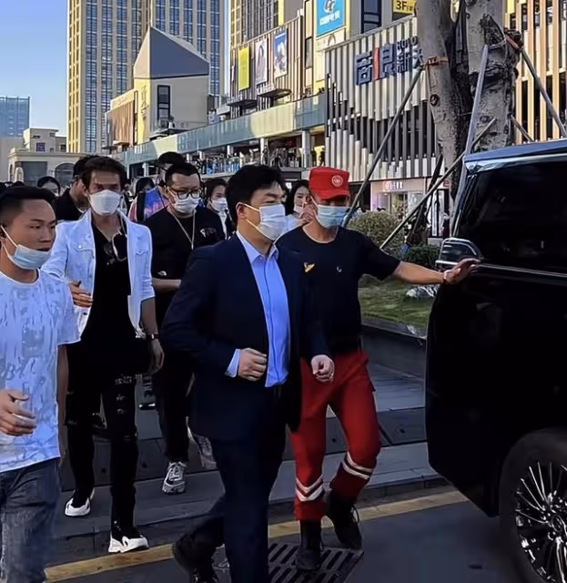 黃渤梅婷現身深圳拍戲，不戴口罩遭驅趕，出品方大罵記者是垃圾人