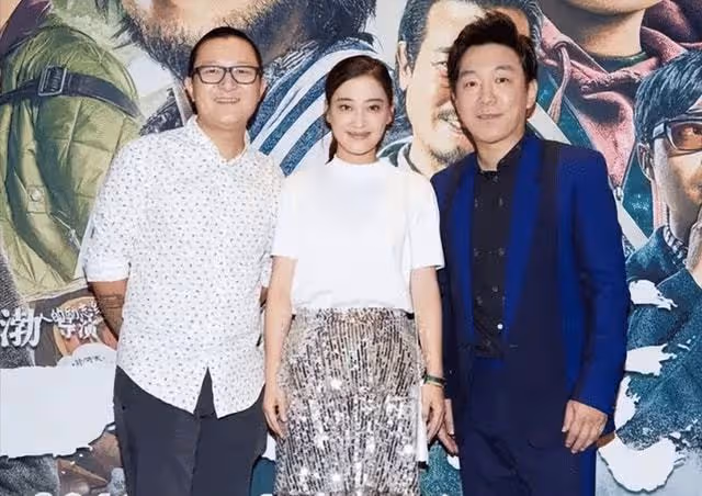 黃渤梅婷現身深圳拍戲，不戴口罩遭驅趕，出品方大罵記者是垃圾人