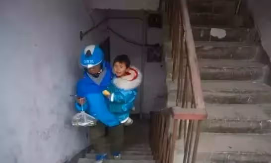 老婆拋下他們！單親爸寒風中「單手抱3歲女兒」送外賣，不捨「孩子跟他四處奔波」：父愛令人動容
