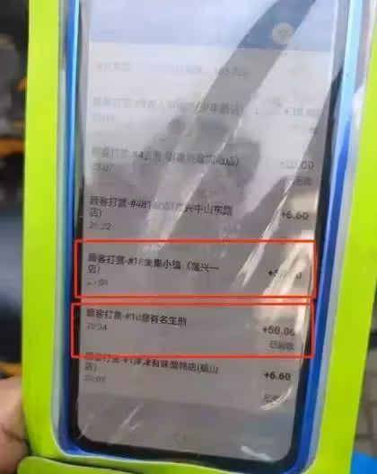 老婆拋下他們！單親爸寒風中「單手抱3歲女兒」送外賣，不捨「孩子跟他四處奔波」：父愛令人動容