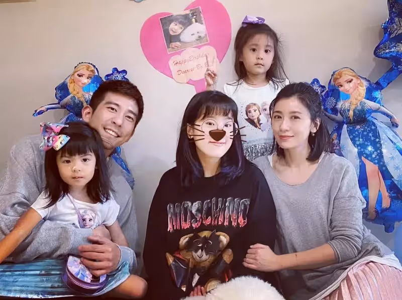 梧桐妹難得回家！修杰楷獨自在家「照顧3女兒沒問題」　賈靜雯不在「和繼女互動曝光」網讚：太羨慕