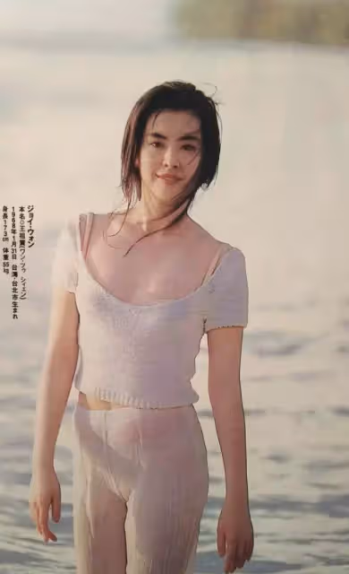 52歲王祖賢參加募捐活動,扎著兩個辮子盡顯活力,發際線讓人羨慕