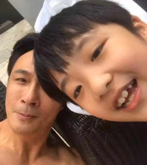 吳鎮宇兒子為周杰倫慶生,卻嫌棄親爹長相,曾經的小胖墩變帥小伙