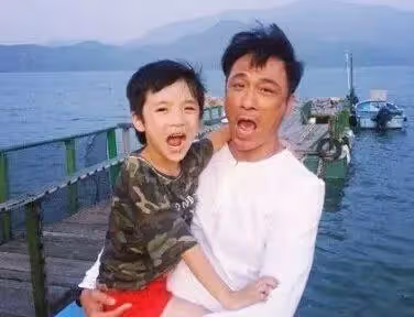 吳鎮宇兒子為周杰倫慶生,卻嫌棄親爹長相,曾經的小胖墩變帥小伙