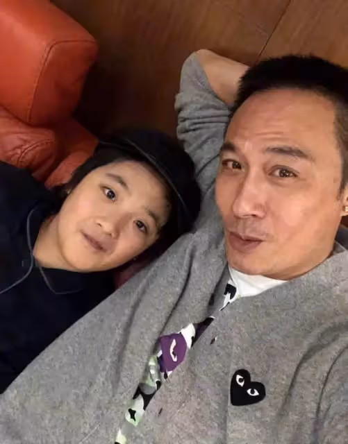 吳鎮宇兒子為周杰倫慶生,卻嫌棄親爹長相,曾經的小胖墩變帥小伙