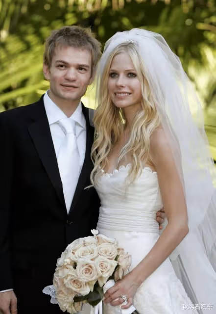艾薇兒官宣訂婚!未婚夫震碎網友三觀:垃圾桶里找男人