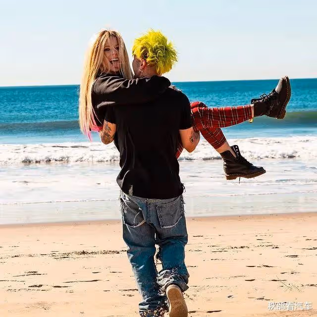 艾薇兒官宣訂婚!未婚夫震碎網友三觀:垃圾桶里找男人