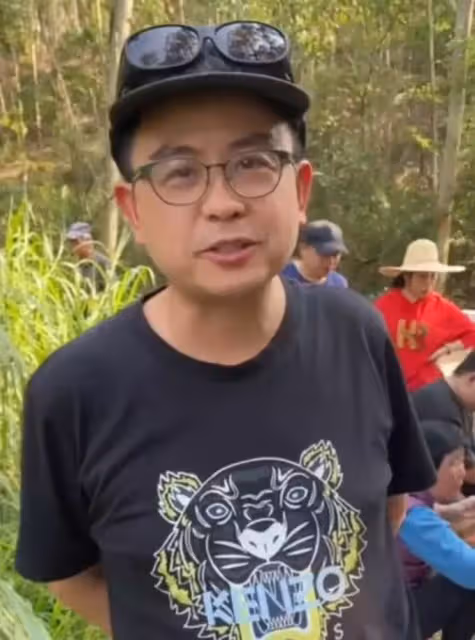 黃一山回鄉祭祖，5盆肉擺在地上不怕弄臟，樹林里大口吃肉接地氣