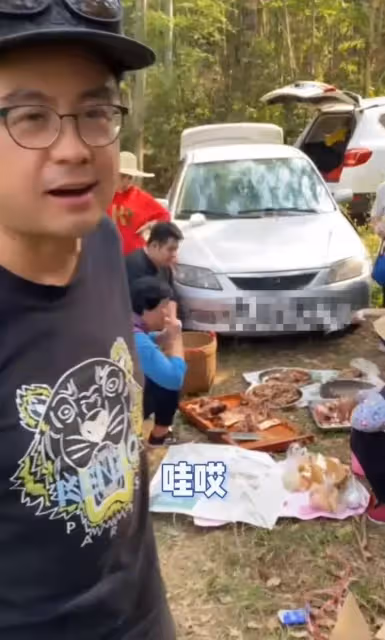 黃一山回鄉祭祖，5盆肉擺在地上不怕弄臟，樹林里大口吃肉接地氣