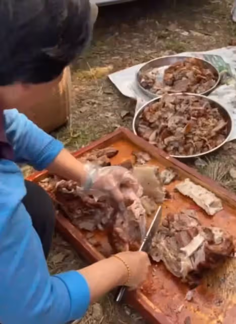 黃一山回鄉祭祖，5盆肉擺在地上不怕弄臟，樹林里大口吃肉接地氣
