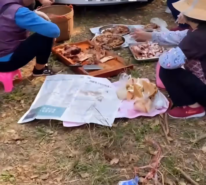 黃一山回鄉祭祖，5盆肉擺在地上不怕弄臟，樹林里大口吃肉接地氣