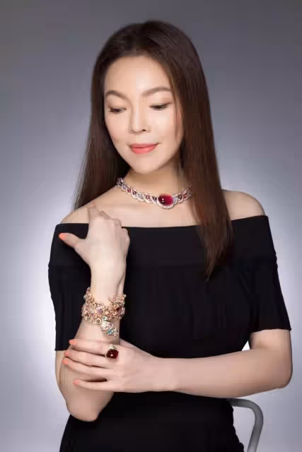 「富士康老闆娘」曾馨瑩拍寫真！47歲穿短裙美腿搶鏡，「凍齡有術」身材完美不像3個孩子的媽：歲月對她實在太眷顧了