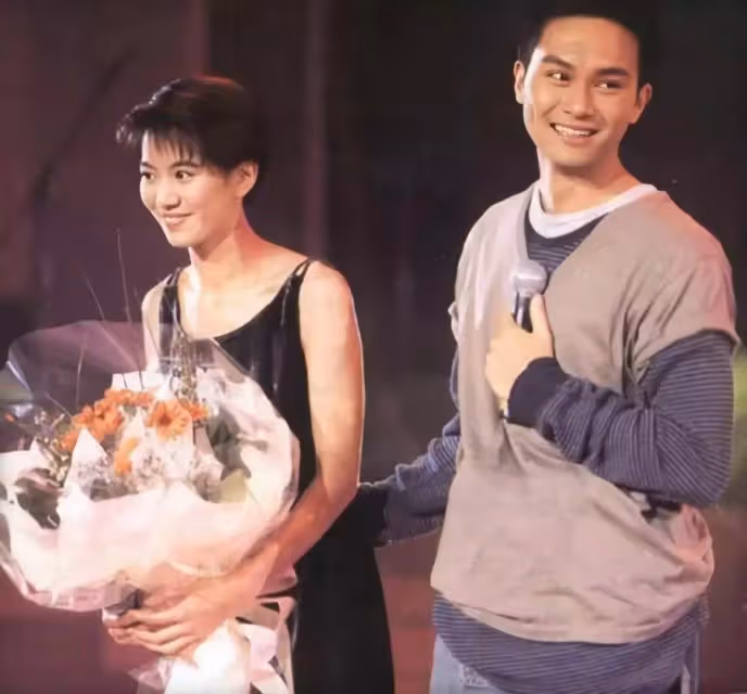 袁詠儀張智霖是模範夫婦,慶祝結婚21周年,粉絲曬重要時期的合影,網友:兩人真是藝人們的榜樣
