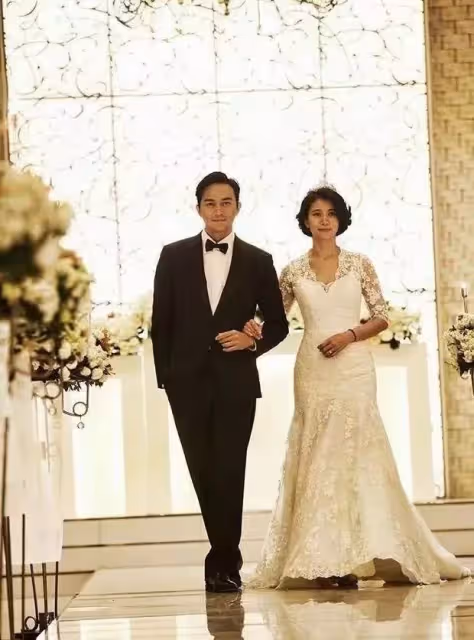 袁詠儀張智霖是模範夫婦,慶祝結婚21周年,粉絲曬重要時期的合影,網友:兩人真是藝人們的榜樣