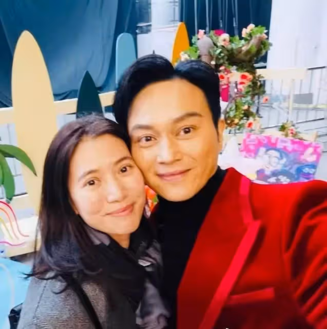 袁詠儀張智霖是模範夫婦，慶祝結婚21周年，粉絲曬重要時期的合影，網友：兩人真是藝人們的榜樣