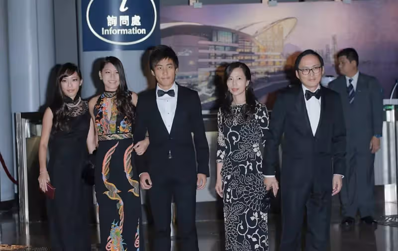霍英東遺產被曝有近300億,長房兒子每人拿65億,二房三房僅一億,網友:豪門就是個謎