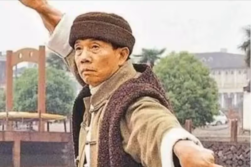 「武打鼻祖」劉家良,情迷14歲翁靜晶凈身出戶,突襲回家揭嬌妻背叛,晚年多病淒涼離世,網嘆:自食惡果