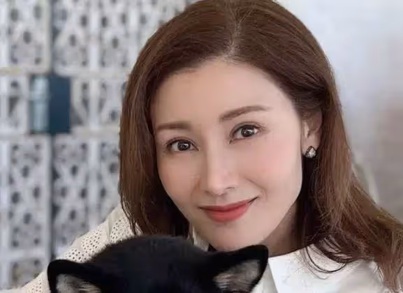 51歲李嘉欣與狗狗合照,瘦成紙片人盤腿似「麻花」,年過半百「笑容似少女」像吃了防腐劑
