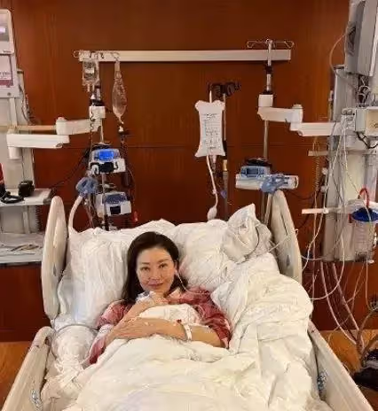 51歲李嘉欣與狗狗合照,瘦成紙片人盤腿似「麻花」,年過半百「笑容似少女」像吃了防腐劑