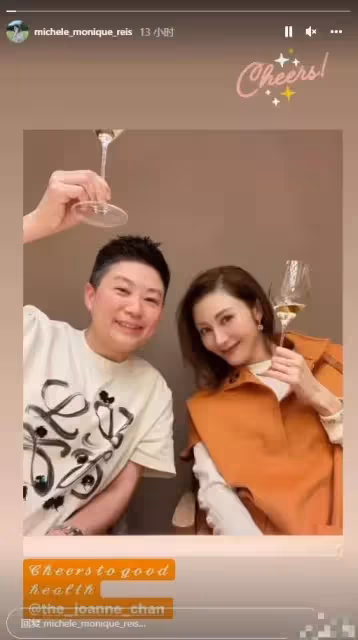 51歲李嘉欣與狗狗合照,瘦成紙片人盤腿似「麻花」,年過半百「笑容似少女」像吃了防腐劑
