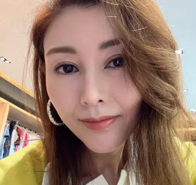 51歲李嘉欣與狗狗合照,瘦成紙片人盤腿似「麻花」,年過半百「笑容似少女」像吃了防腐劑